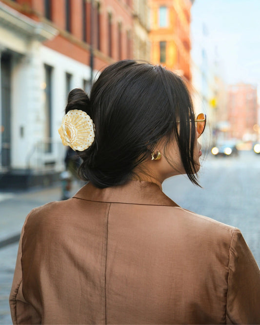 HAND-PAINTED SCALLOP SEASHELL - BEIGE CLAW HAIR CLIP