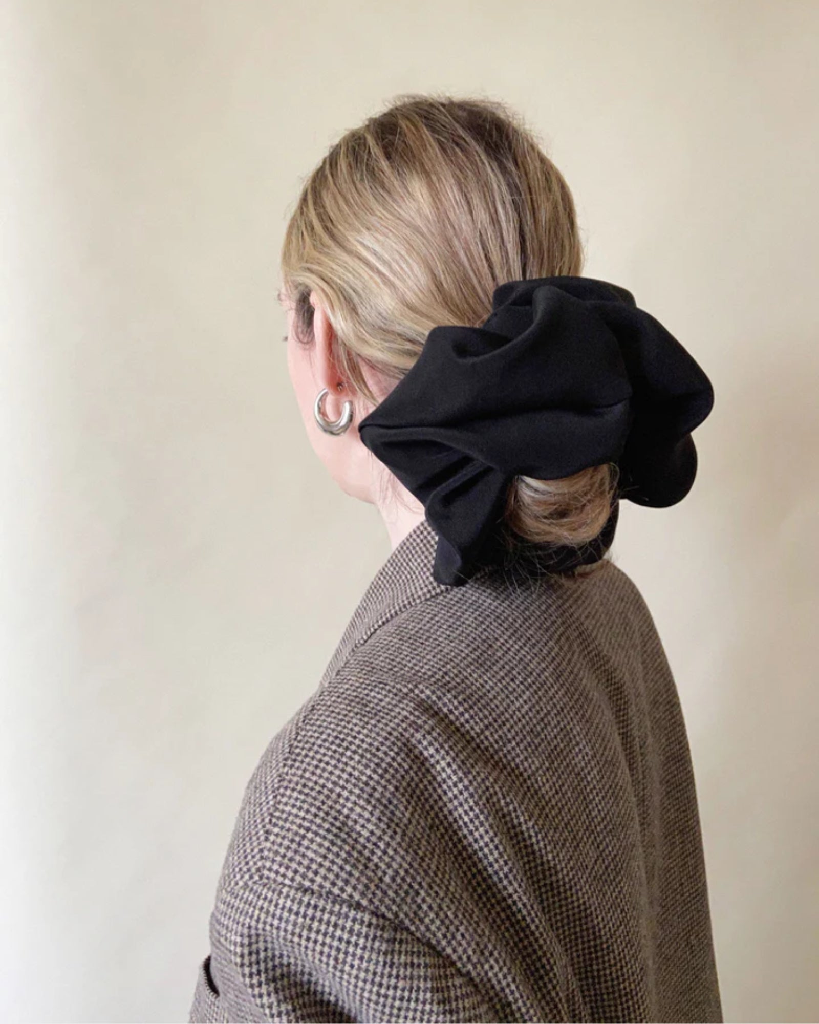 OVERSIZED SILK SCRUNCHIE - XLARGE BLACK