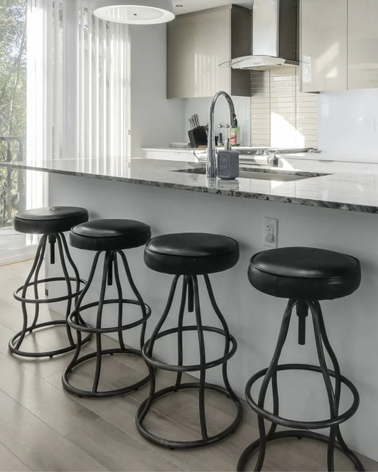 BOWIE STOOL - BLACK | Stonewaters
