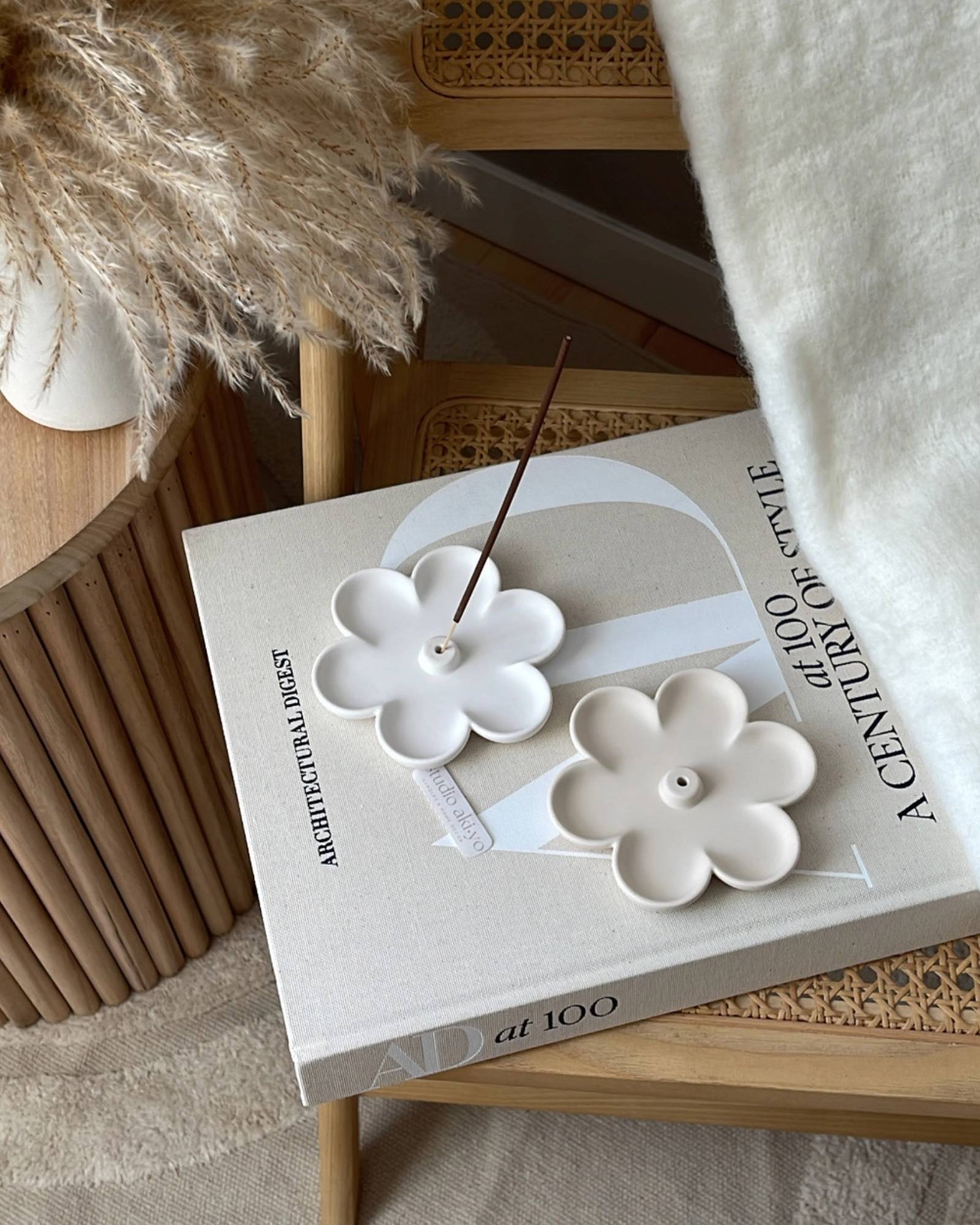 FLOWER INCENSE HOLDER - BEIGE