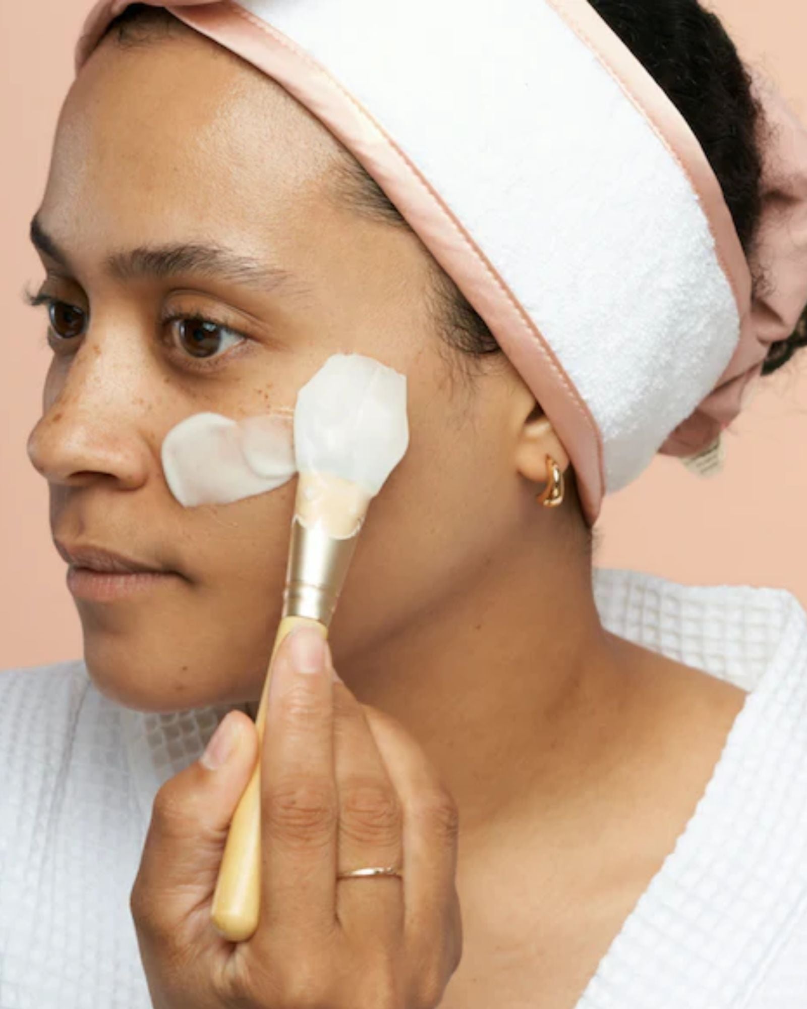 FACE MASK APPLICATOR