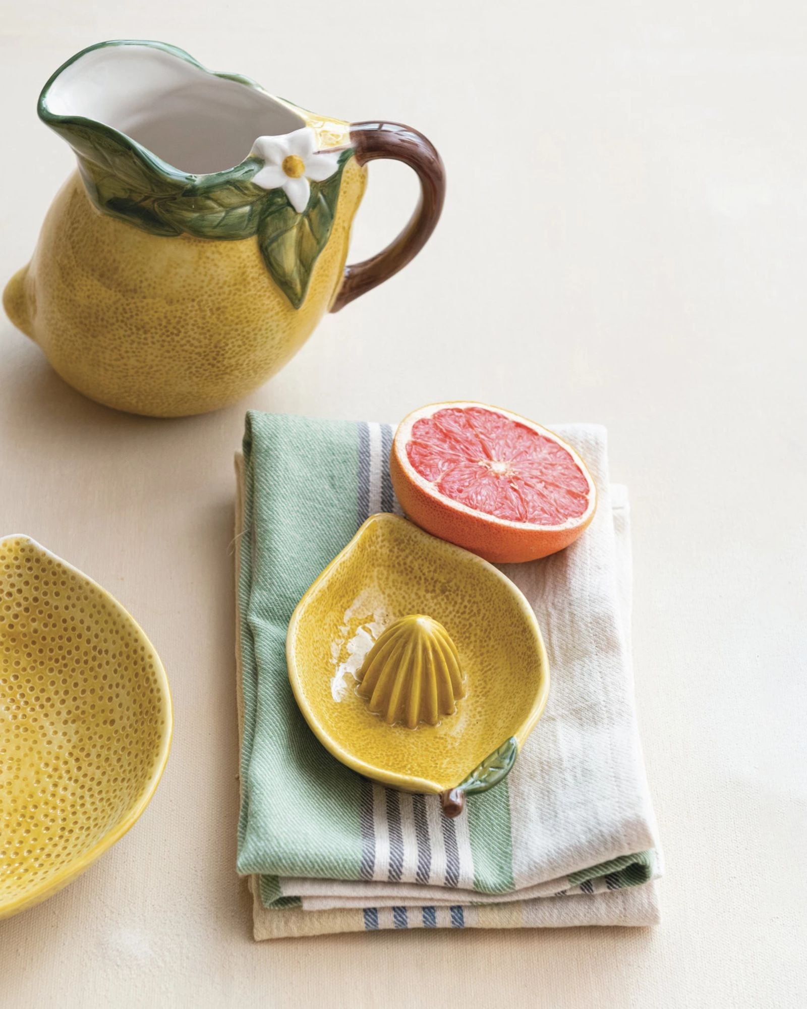 LEMON SHAPED BOWL JUICER