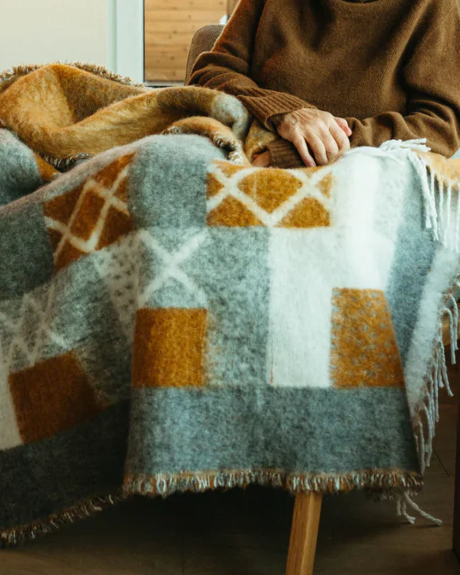 GEO JACQUARD THROW - AMBER