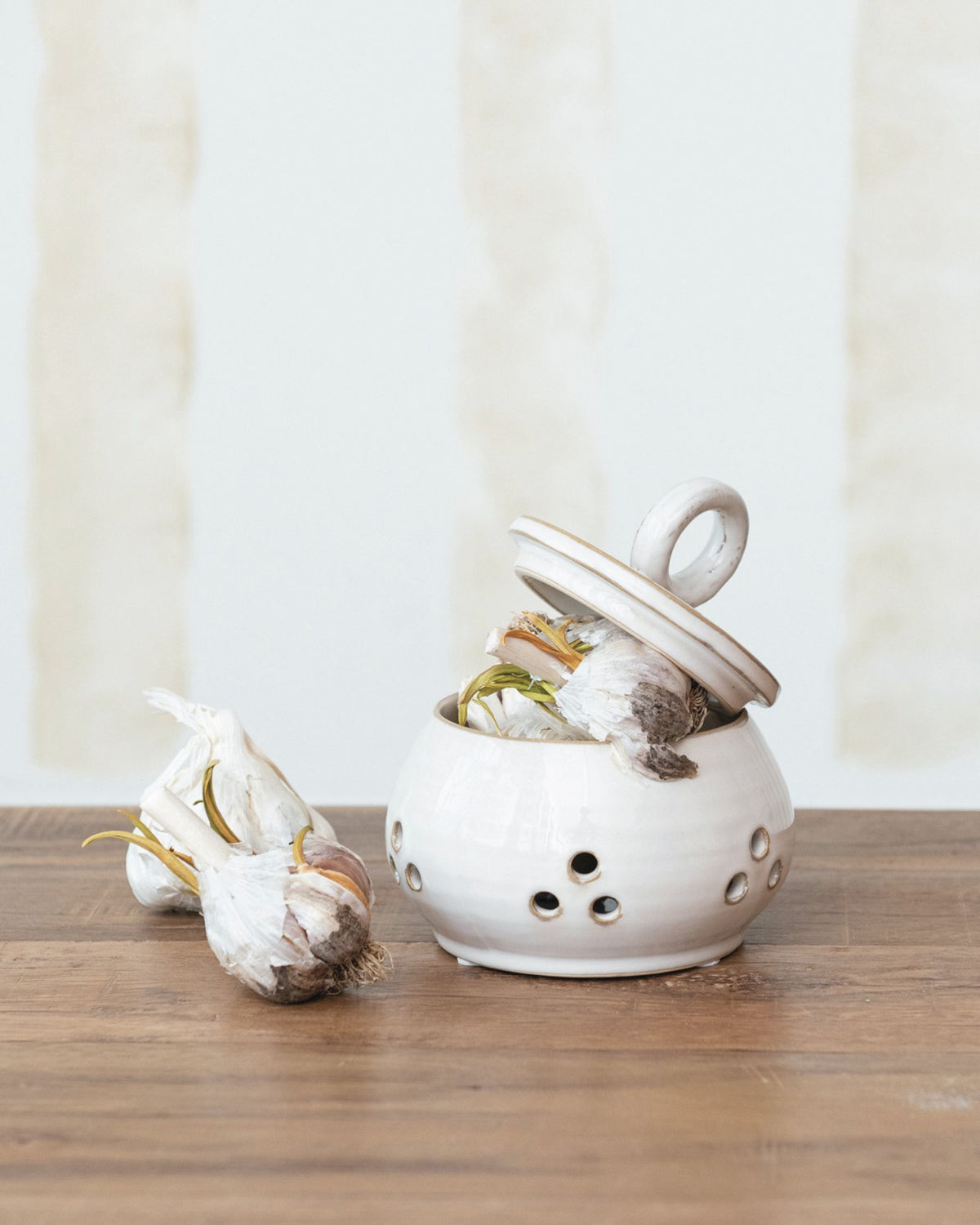 STONEWARE GARLIC KEEPER