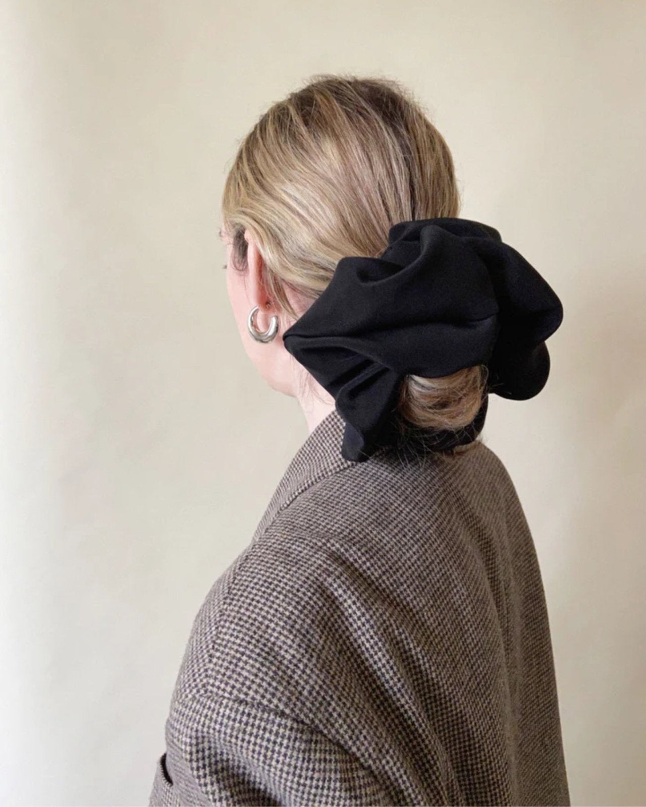 OVERSIZED SILK SCRUNCHIE - LARGE BLACK | Stonewaters